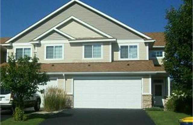 Beautiful 4 Bedroom 3 Bathroom Town-Home For Rent Gallery 1