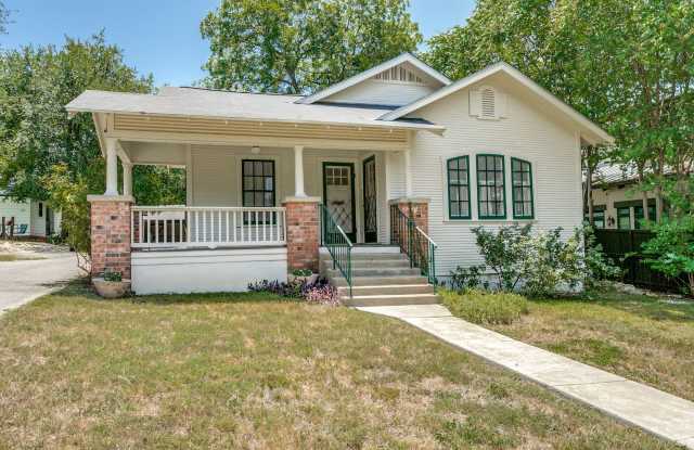 4-BEDROOM IN ALAMO HEIGHTS Gallery 3