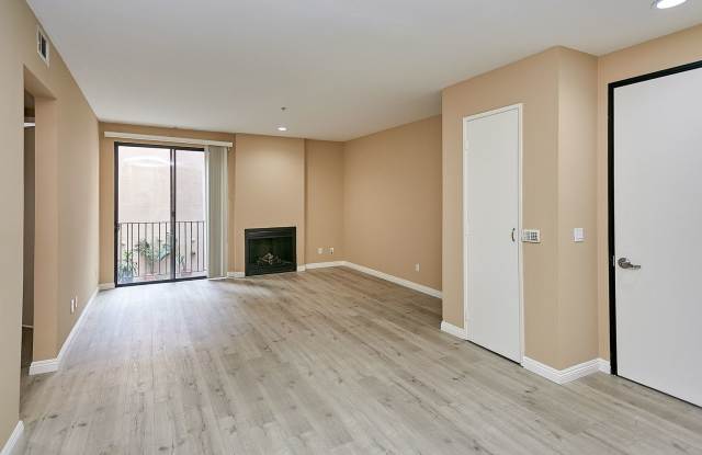 Spacious 2 Bed 2 Bath Condominium In K-Town Gallery 4