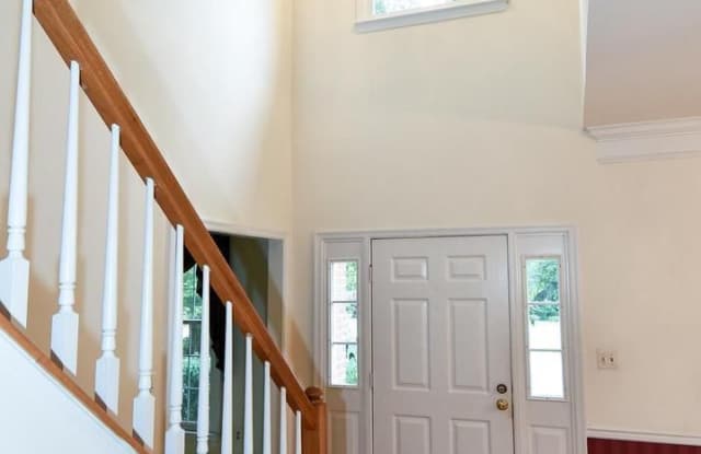Elegant Brick Colonial on Quiet Cul-de-Sac—Spacious, Bright, and Private! Gallery 4