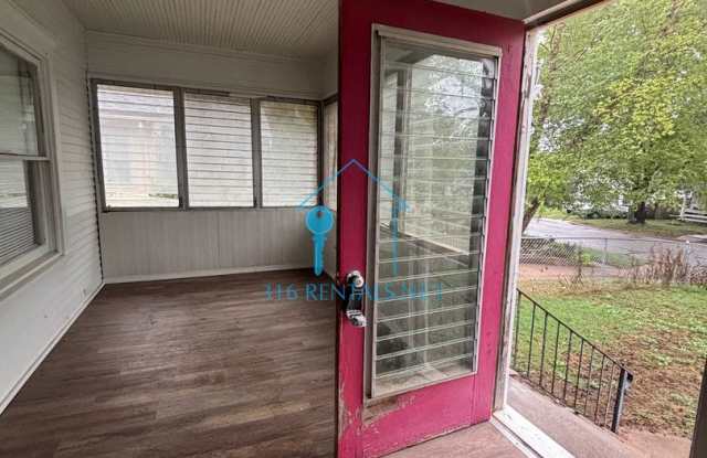 Three bed one bath house available NOW! Gallery 4