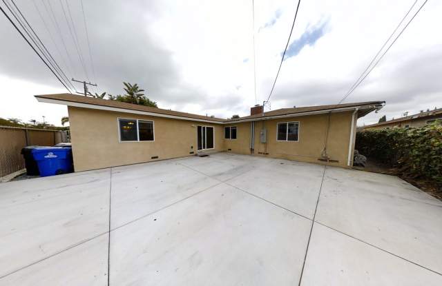 Usually rents to 8-11 people. HUGE 6BD/5BA, Lots of Parking!! Gallery 4