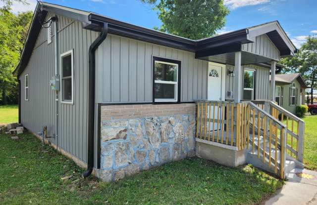 Spacious 2-Bedroom, 1-Bathroom Home AVAILABLE NOW!! - 1912 North Rock Island Avenue, Springfield, MO 65803