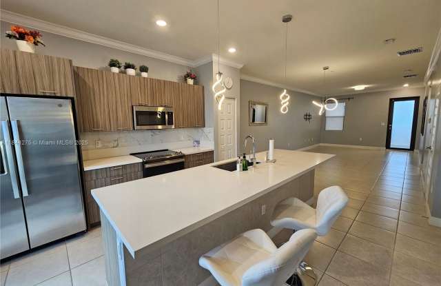 7905 NW 104th Ave - 7905 Northwest 104th Avenue, Doral, FL 33178