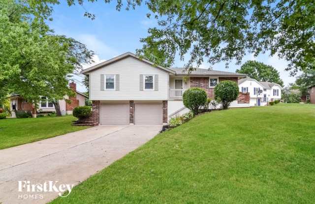 229 Southeast Brownfield Drive - 229 Southeast Brownfield Drive, Lee's Summit, MO 64063