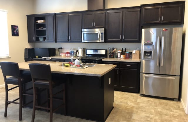 1724 W Summer Blossom Way - 1724 Summer Blossom Way, Hanford, CA 93230