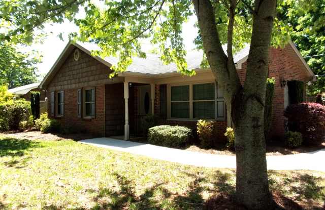 Beautiful 2 Bedroom Brick Ranch with Private Courtyard Patio photos photos