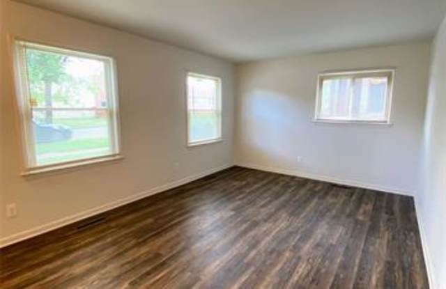 358 W BENNETT Avenue Gallery 2