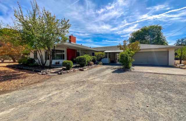 Charming St. Helena Home on 10 Acres Gallery 3