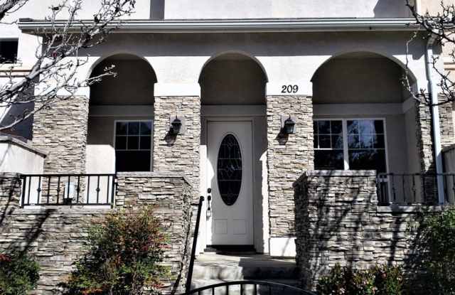 Spacious 3 bedroom tri-level townhome with garage! - 209 Indiana Avenue, El Cajon, CA 92020