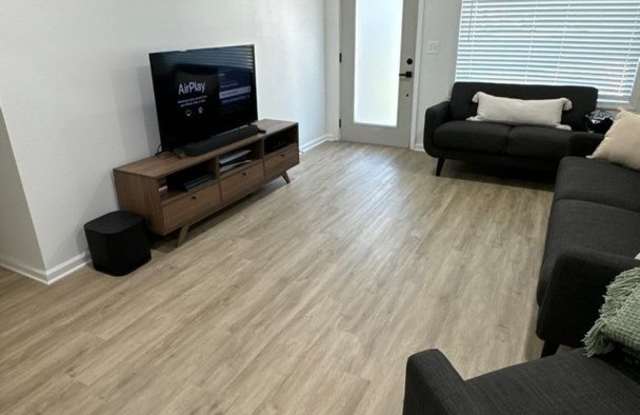 Completely remodeled home in Lee's Summit! Gallery 3