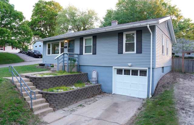 AVAILABLE NOW - Fully Updated 4 Bed / 2 Bath in Gladstone – Open Floor Plan + Large Fenced Yard! photos photos