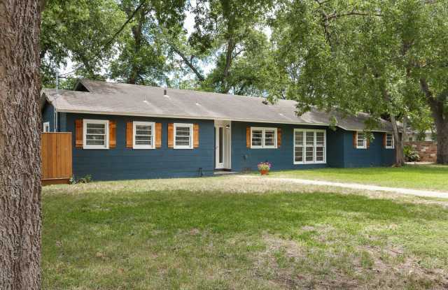 621 E Hackberry Gallery 1