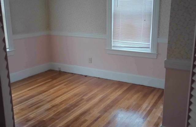 13 Warren Avenue First Floor Unit - 13 Warren Avenue, Lewiston, ME 04240 13 Warren Avenue First Floor Unit - 13 Warren Avenue, Lewiston, ME 04240