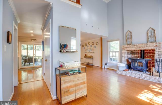 7004 POLINS COURT Gallery 3