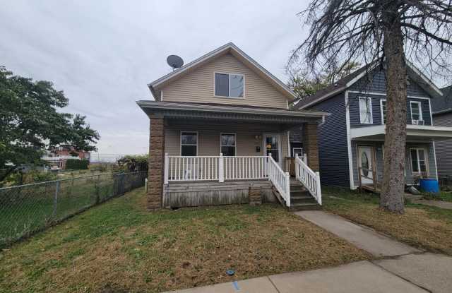 Beautiful 2 bed home - 1421 West 4th Street, Davenport, IA 52802 Beautiful 2 bed home - 1421 West 4th Street, Davenport, IA 52802