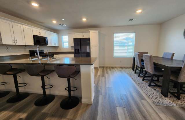 3-Bedroom Townhome with Internet, Cable, Water, Sewer & Trash Included Gallery 3