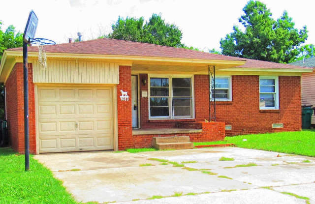*** 50% OFF 1ST MONTH'S RENT IF LEASE SIGNED JUNE*** Lovely 3 Bed Home In Convenient Location!!! photos photos