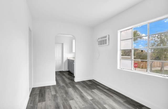 820 N Dixie Highway photos photos