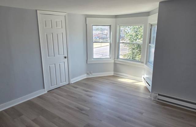 200 E Oak-503 N 2nd Street Gallery 3
