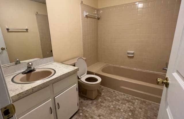 1 bed 1 bath off W. Broad St Gallery 4