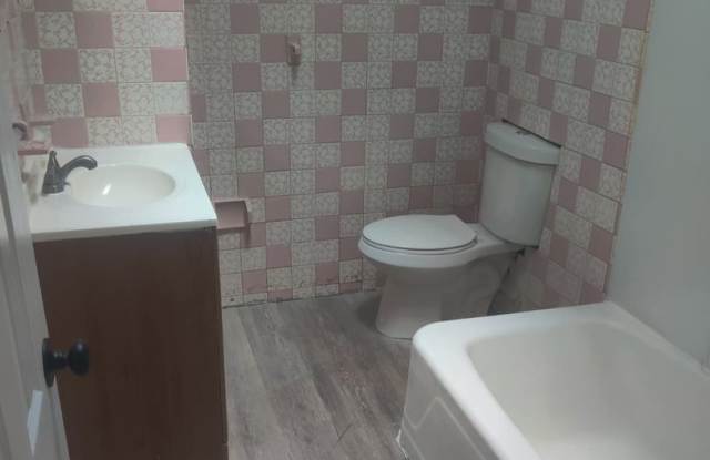 5711 Poplar St, 3 bedrooms, 1 bathroom, House Gallery 3