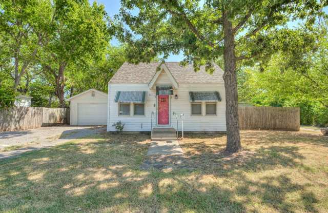 Charming 2 Bed / 1 Bath Home with Detached Garage and Huge Yard photos photos Charming 2 Bed / 1 Bath Home with Detached Garage and Huge Yard photos photos