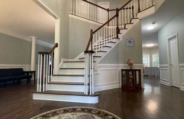 6025 Oakridge Court Gallery 2