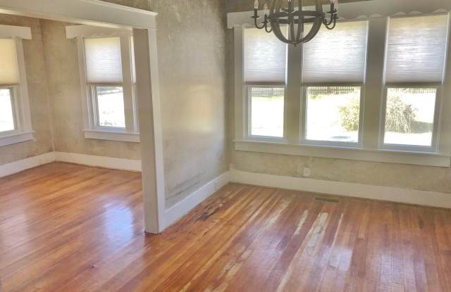 3 Bedrooms 1 Bath Gallery 4