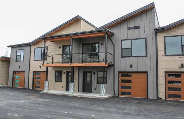 Month-to-Month 3bed 2.5 bath Whitefish Townhouse for rent - Walking distance to downtown. photos photos