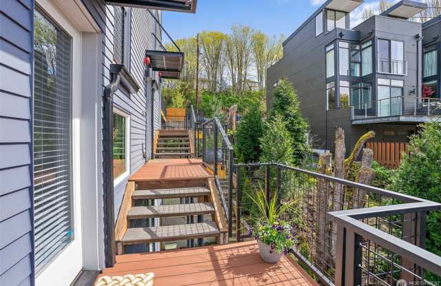 2bd/2ba Seattle Townhome Gallery 1