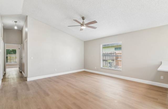 Apopka 3/2 Home w/ Garage and Large Fenced Yard ~ All Tile Floors ~ Must See! Gallery 4