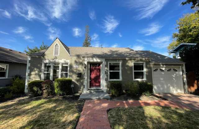 Charming Bungalow walking distance to downtown! Gallery 1