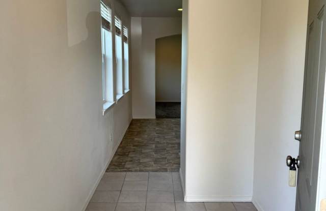 Quiet 3 bedroom/2.5 bathroom duplex! Gallery 3