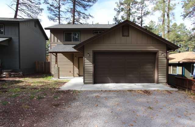 * LEASE PENDING $500 OFF THE FIRST MONTHS RENT! Home in Mountainaire AVAILABLE NOW - 3624 Shoshone Street, Mountainaire, AZ 86005