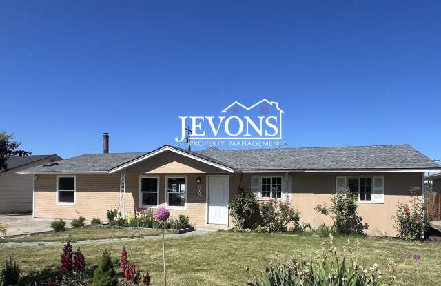 Spacious 4-bedroom home with fenced backyard and washer/dryer – Minutes from Yakima Valley College! photos photos