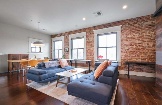 Furnished 2 Bdrm/2 Bath Condo in the Heart of Downtown Ashland! Gallery 4