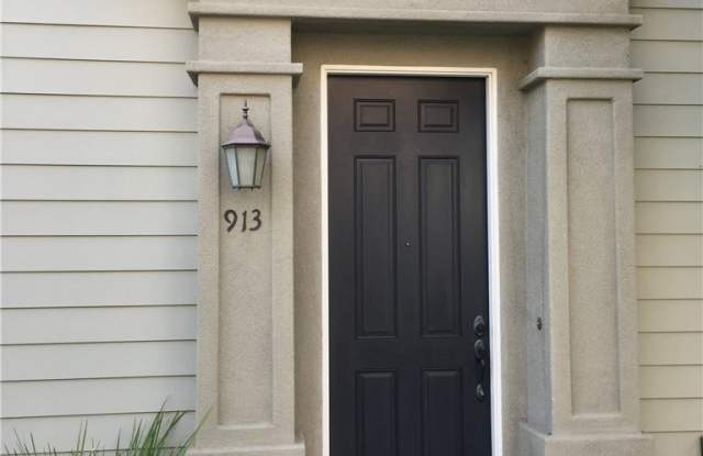 913 N Lantana Way - 913 N Lantana Way, Azusa, CA 91702