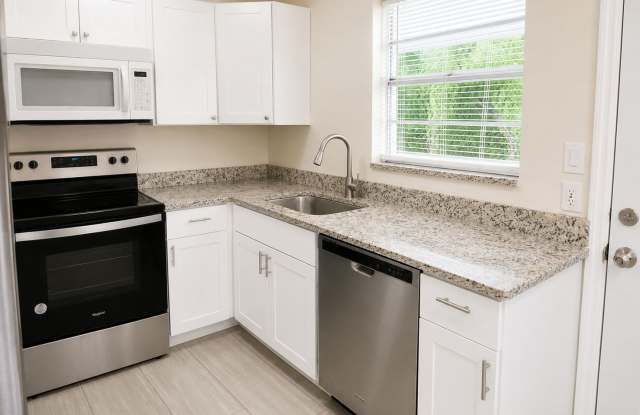 2 Bedroom Duplex - Annual Rental in East Naples Gallery 4