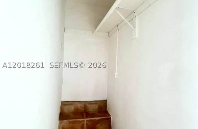 1875 NE 177th St Gallery 4