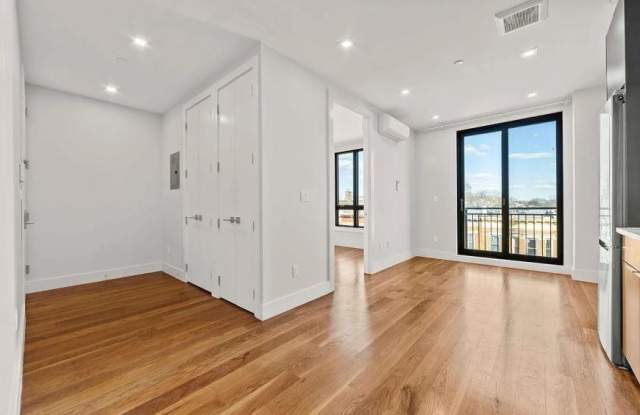 948 New York Avenue Gallery 1