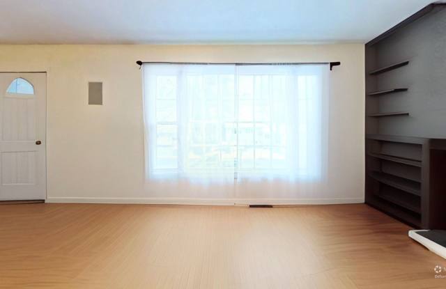 5 bedroom, 1.75 bathroom house (29 East Terrace) Gallery 4