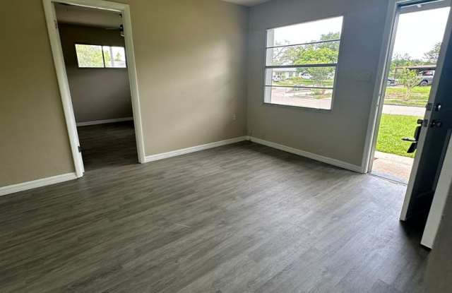 3 bedroom home with fenced yard Gallery 4