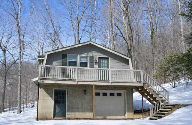 Cute Garage Apt and Cozy Living with a Front-Deck View photos photos