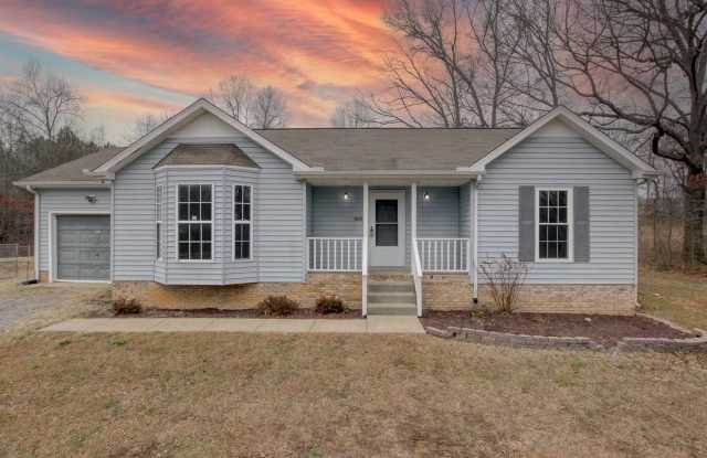 Charming Ranch Style Home On Over An Acre with Hardwood Flooring And Stainless Steel Appliances Close To Fort Campbell Gallery 1