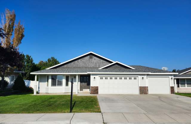 Spacious 3 bedroom/2 bath on Cul-de-Sac, 3 Car Garage! photos photos