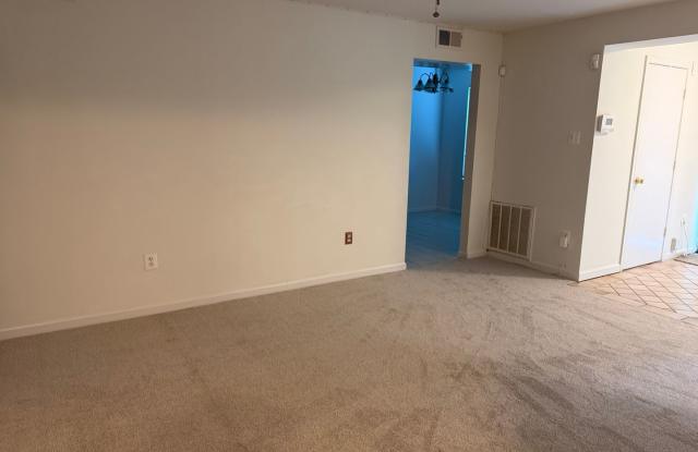 Impressive Unit Close to Shopping, Parks, METRO and more. Gallery 4