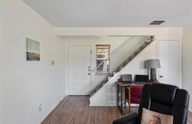 2 bedroom townhouse - Available now! Gallery 4