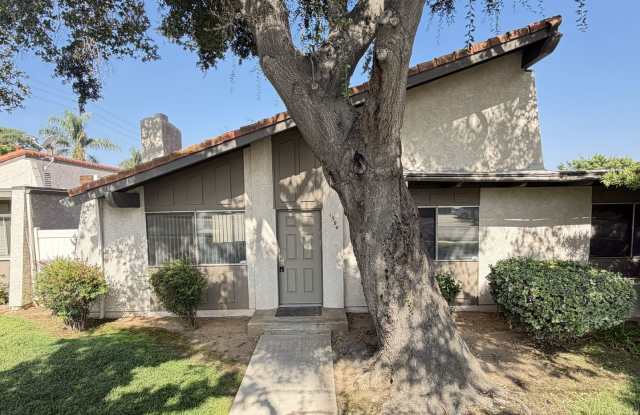 Redlands Townhouse in Great Complex 2+ 1.5 AVAILABLE NOW Gallery 1