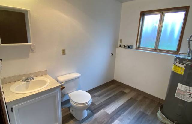 Newly Renovated 3 Bedroom, 1.5 Bath House With Large Fenced Backyard! Gallery 4